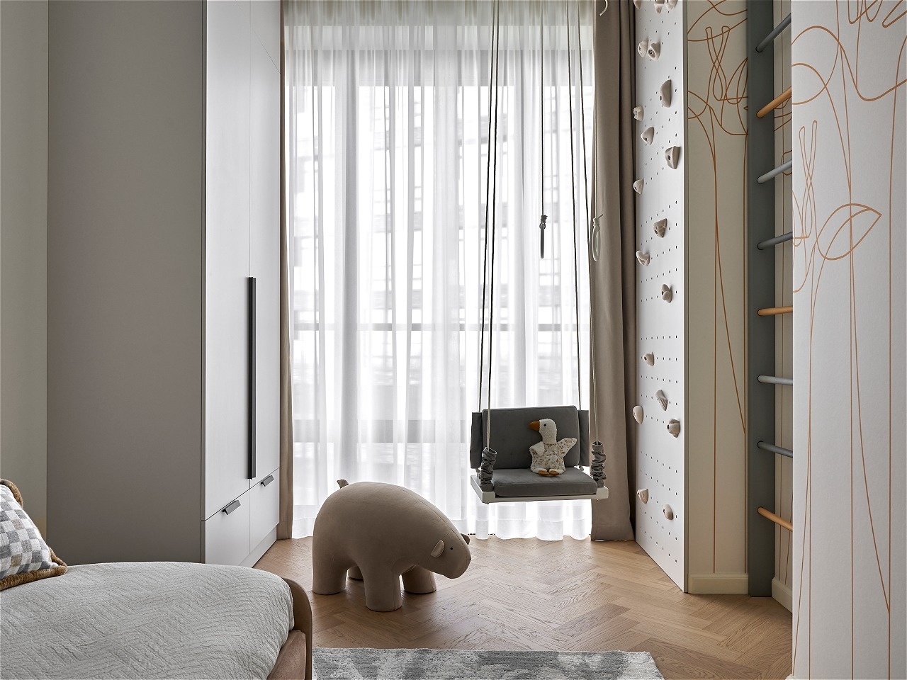Интерьер детской комнаты в современном стиле с кварцевым паркетом на полу